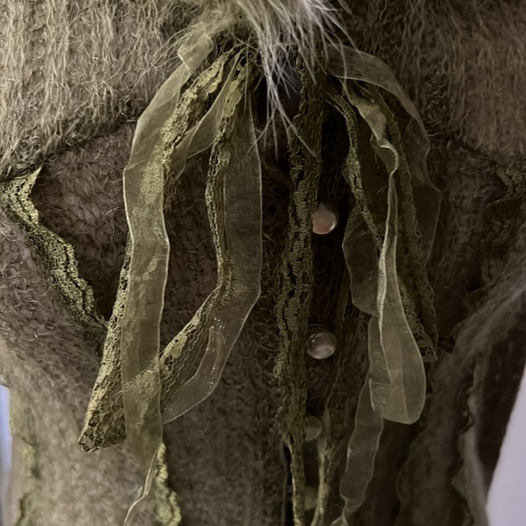 Green button cardigan sweater with fur collar. Small - Picture 6 of 10